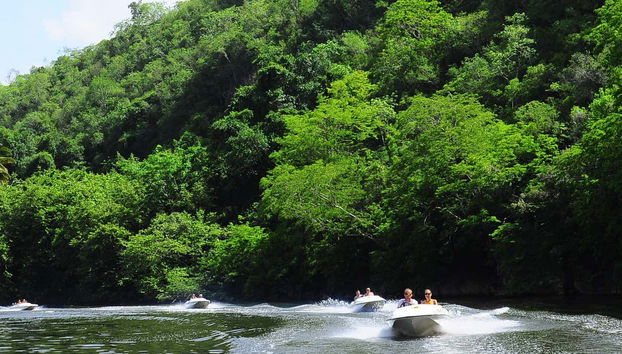 Surcando el río Chavón a toda velocidad