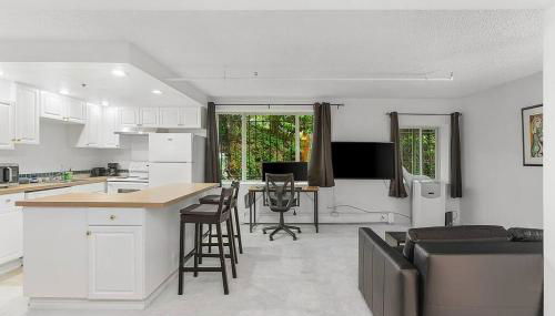 Starlit Cozy Studio in Elektra with Roof Decks - Photo 2