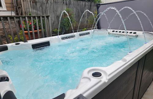 Close to Downtown, 11-Person Swim Spa-Hot Tub, 75" TV 4 Movie Nights, Spacious, Walk To Restaurants, Ping Pong - Foto 26