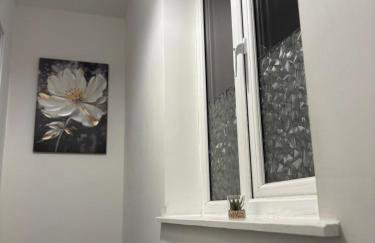 Charming 1BR Garden Retreat Near Downtown - Foto 20