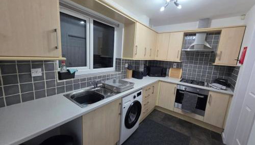 Modern 3BR House Parking Sleeps 6 - Photo 2