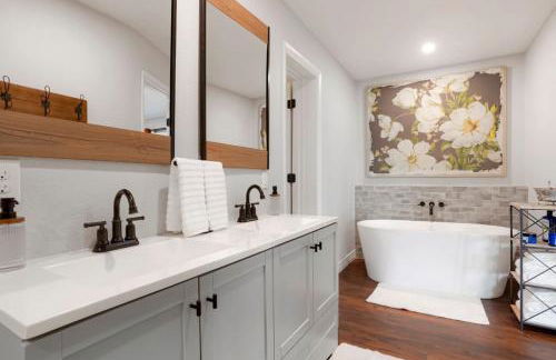 One of a Kind Home with HOT TUB Pool Table and Fire Pit 4 Miles to DT - Foto 10