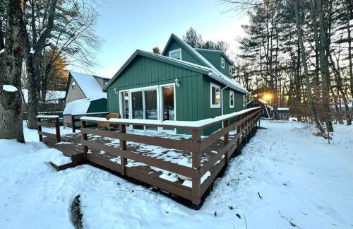 Lakefront with Lots of Light and Private Dock Access - Foto 30