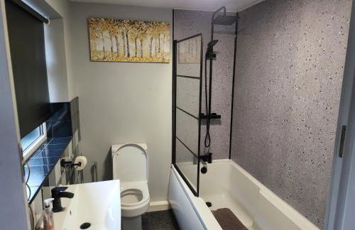 Apartment - Sleeps 5 - Great Location - Parking - Foto 9