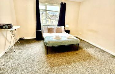 Comfy Entire Apartment with Free Parking in Bury Town - Photo 7