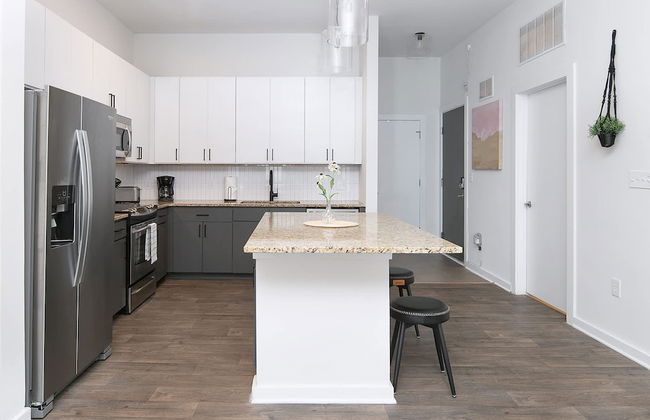 Uptown 1st Ward Corner Unit Superior 2BD Apt - Foto 60