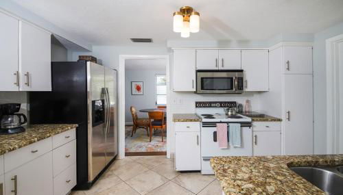 Siesta Sol Art Bungalow- 2 miles to Siesta Key! - Foto 5, stove, dishwasher