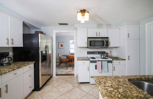 Siesta Sol Art Bungalow- 2 miles to Siesta Key! - Foto 5