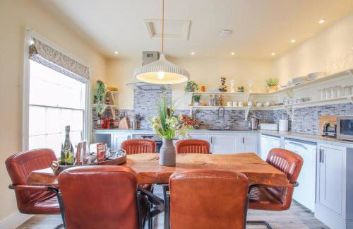 Stunning Cromer beach house with sea views - Photo 18