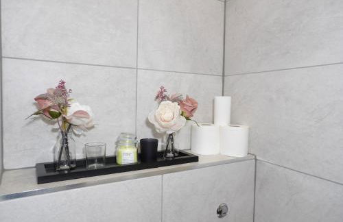 City Convenience, Calm Comfort-- A Stylish One-Bedroom Retreat Just 3 Stops from the Heart of the City - Foto 29