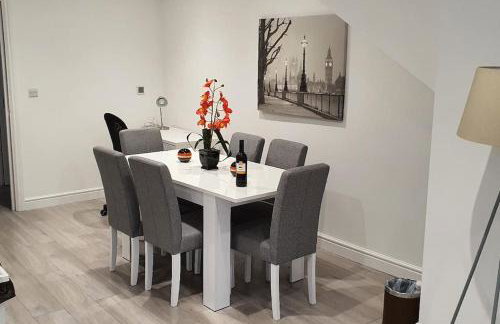 Daisy Lodge - Spacious Two Bed Flat - Parking, Netflix, WIFI - Close to Blenheim Palace & Oxford - F1 - Photo 7