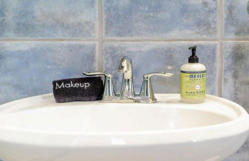 7BR Luxury Living 1st Floor Primary ABODEbucks - Foto 32