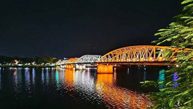 Puente de Hue al anochecer