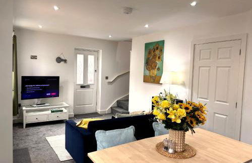 2 Bedroom House - Private Parking - Central - Photo 10