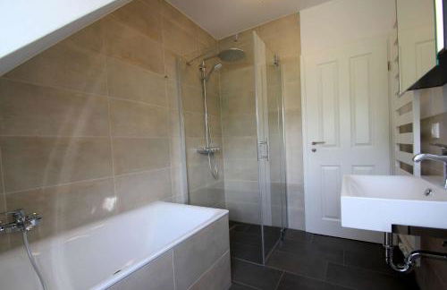 wassernahes Ferienhaus mit Meerblick und Schwimmbadnutzung in Sellin - Ferienhaus Rohrweihe - Foto 26