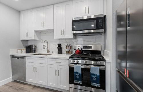 Searenity Suite- Peekaboo Ocean view 1 min walk to Beach - Photo 11