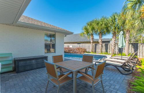 Beautiful Pet Friendly Home! Tropical Pool, Optional Golf Cart & Pool Heat, Minutes to Beach - Foto 49