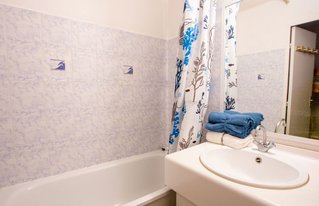 Apartment in Bormes-les-Mimosas with swimming pool and garden - Photo 14