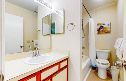 Ocean-view townhome with balcony & W/D - walk to beach - dog-friendly - Foto 19