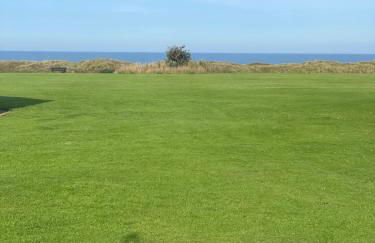 Sea View Holiday Chalet, access to sandy beach - Pets go free - Foto 1