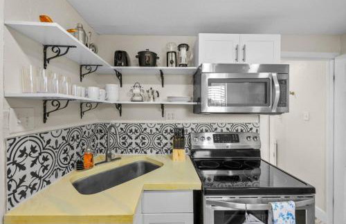 Remodeled 2BR Apartment w/ Garden Deck - Photo 6