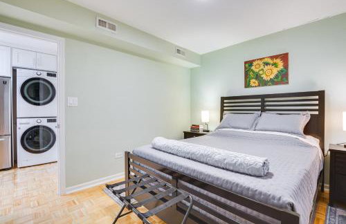 Steps to Shops and Eats Apt in Portage Park! - Foto 12