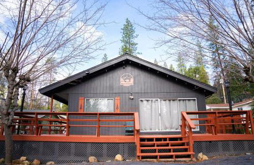 Sierra Cabin w NEW Hot Tub Walk to Town - Photo 17
