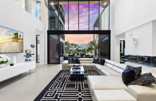 Three Story Waterfront Villa with Basketball and Mini Golf - Foto 6