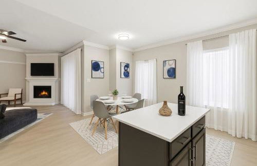 Chic 2BR Boho-Chic Retreat Garage, Pool, Gym - Photo 3