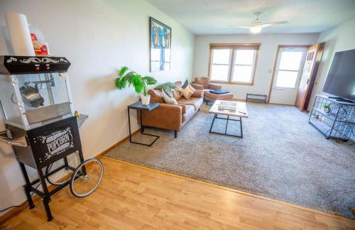 Work & Relax, 3BR Home with Office, Close to Downtown & Prairie Trail, Parking - Foto 7