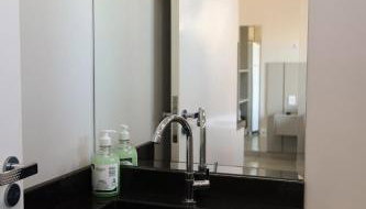 Lou Suítes - 8 - com sacada e vista da cidade - Foto 4