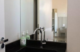 Lou Suítes - 8 - com sacada e vista da cidade - Foto 4