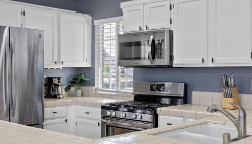 3 Bed 2 Bath Newly Furnished - Available Now - Photo 2