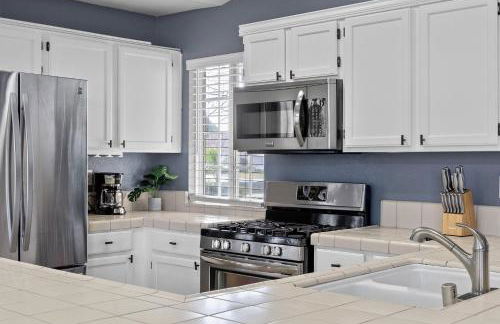 3 Bed 2 Bath Newly Furnished - Available Now - Photo 2