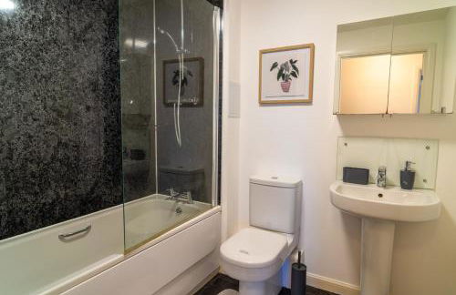 Two Bedroom En-Suite Modern Apartment Urquhart Road , Beach Area -Free Parking - Photo 3
