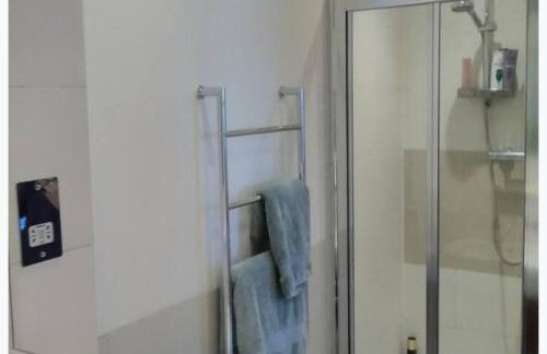 2 Bed - Sleeps 4 - Private Patio - Kensington - Foto 4