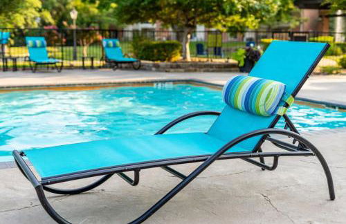 Upscale City Apartment with Pool , Fitness Center - Foto 2