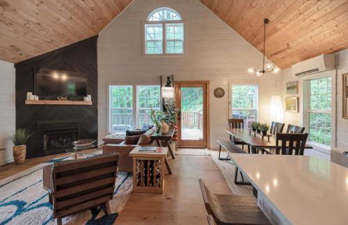 Riverfront Cabin in Crumpler-- Sleeps 6, 30 Mins to West Jefferson - Foto 8