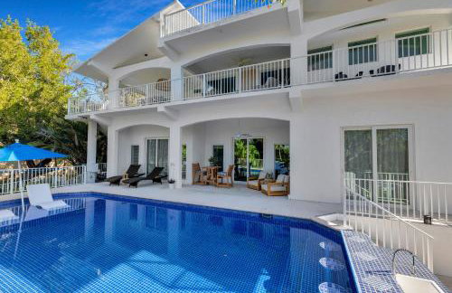 NEW LISTING! Reel Joy Waterfront Luxe with Pool and Private Dock home - Foto 45