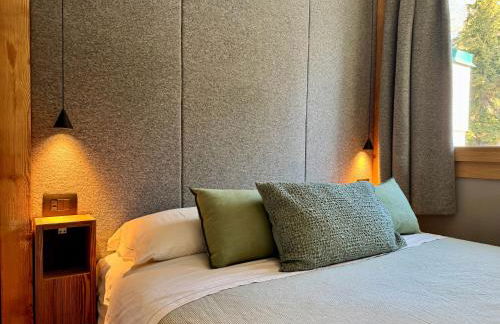 Luxury 9-Bed Apartment Steps from Ski Slopes with Parking & Ski Box - Photo 25