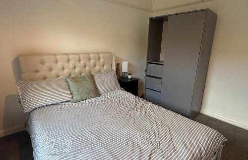 Large 4 Bed with Parking - Foto 16