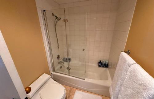 Luxurious and Spacious 2-Bedroom Condo Unit Downtown San Diego in the Heart of the Gaslamp Quarter - 30-Day Min recommended - 14-Day Min acceptable - Foto 27