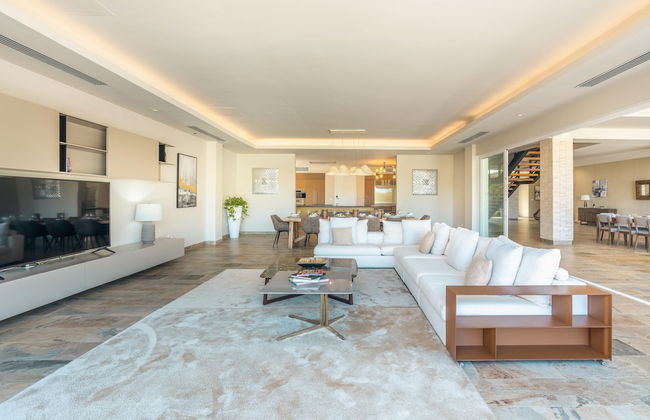 Spacious Villa w Pool Garden Views - Photo 5