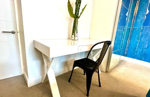 Beautiful New 2 Bedroom Apartment - Next to the Beach - Great Location - FREE Parking - Fast WiFi - Smart TV - sleeps up to 4! Close to Purbeck, Corfe Castle, Sandbanks, Poole & Bournemouth - Foto 13