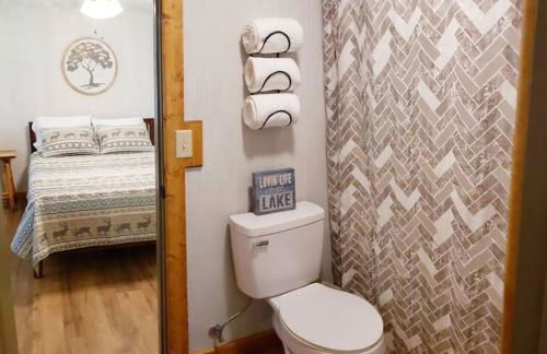 Lakeside Retreat - Romantic Cabin - Resort Pool, Dock, Fire Pit! - Foto 2