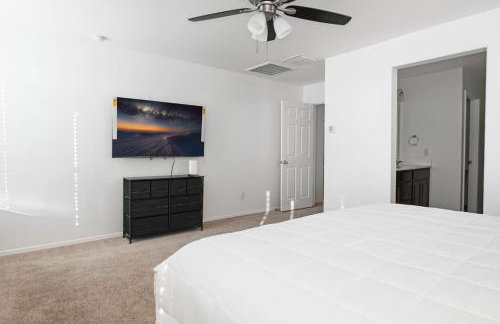 4 Bedroom Desert Oasis Large Yard Sleeps 8 - Foto 8