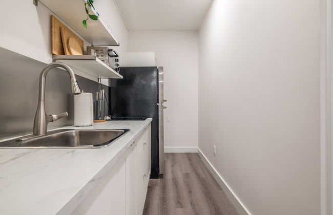 Spacious Newly Renovated 1 Bedroom Suite - Photo 15