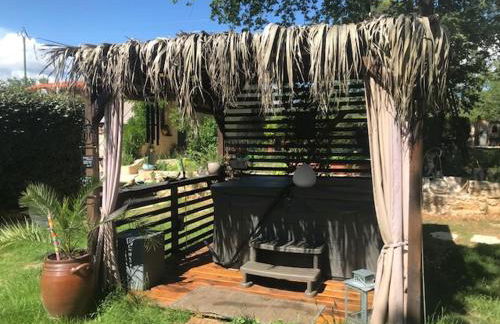 LA BRINDILLE Petit mas provencal meublé de tourisme 3 étoiles 2-3 personnes 1 piece 30 m2 tout confort lisière foret jardin Jacuzzi Piscine - Foto 20