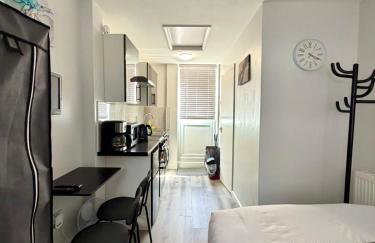 Modern Studio with Free Parking Near City Airport and ExCeL - Foto 2