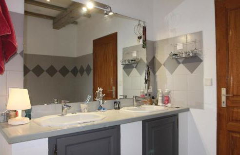 Lovely Home In La Roche St Secret - Photo 32